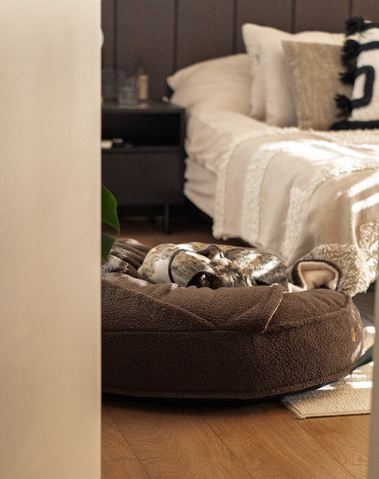 Legowisko Norka Baranek ze zdejmowanym pokrowcem w kolorze GORZKA CZEKOLADA